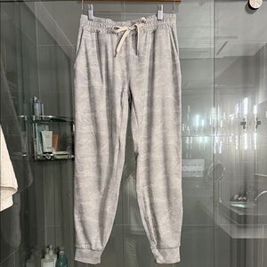 Vuori Light Gray Tie-Waist Jogger Leggings